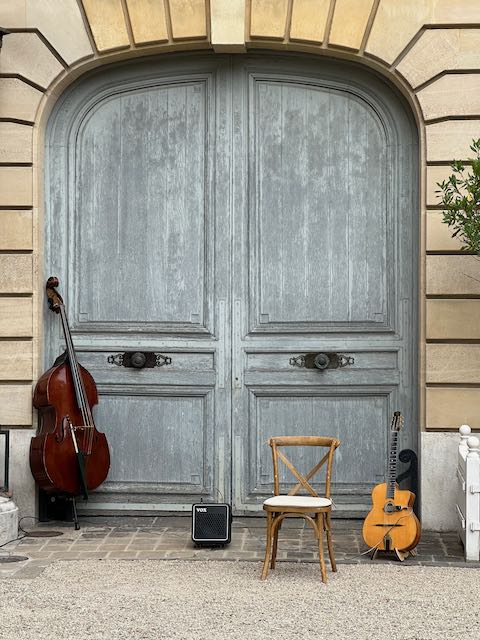 Les instruments du groupe Swing Cocktail lors d'un mariage parisien