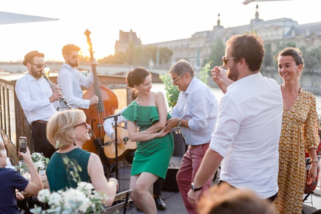 Un trio jazz fait danser les invités d'un mariage sur une péniche parisienne