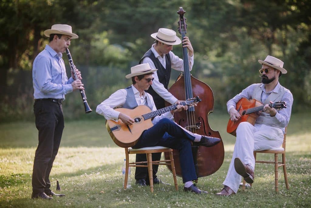 L'orchestre Swing Cocktail joue de la musique guinguette dans un jardin.