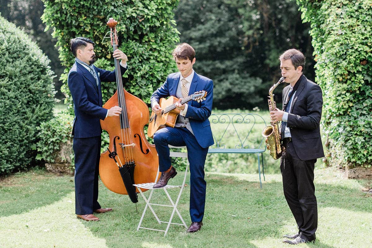 Trio jazz animant une cérémonie laïque dans un jardin.
