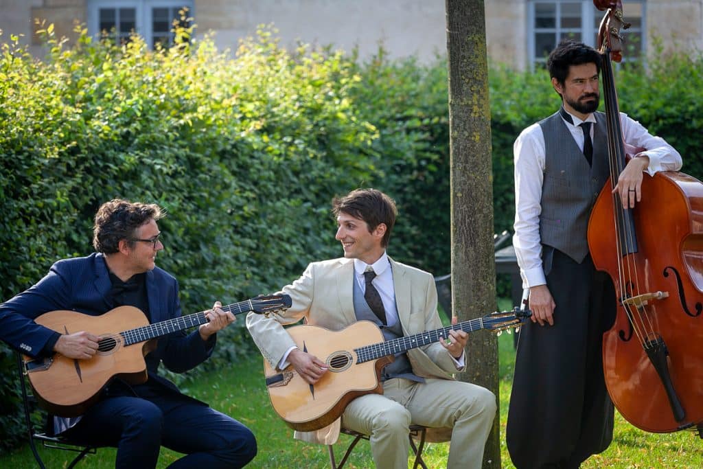 Le groupe Swing Cocktail anime un mariage en trio et joue du jazz manouche.